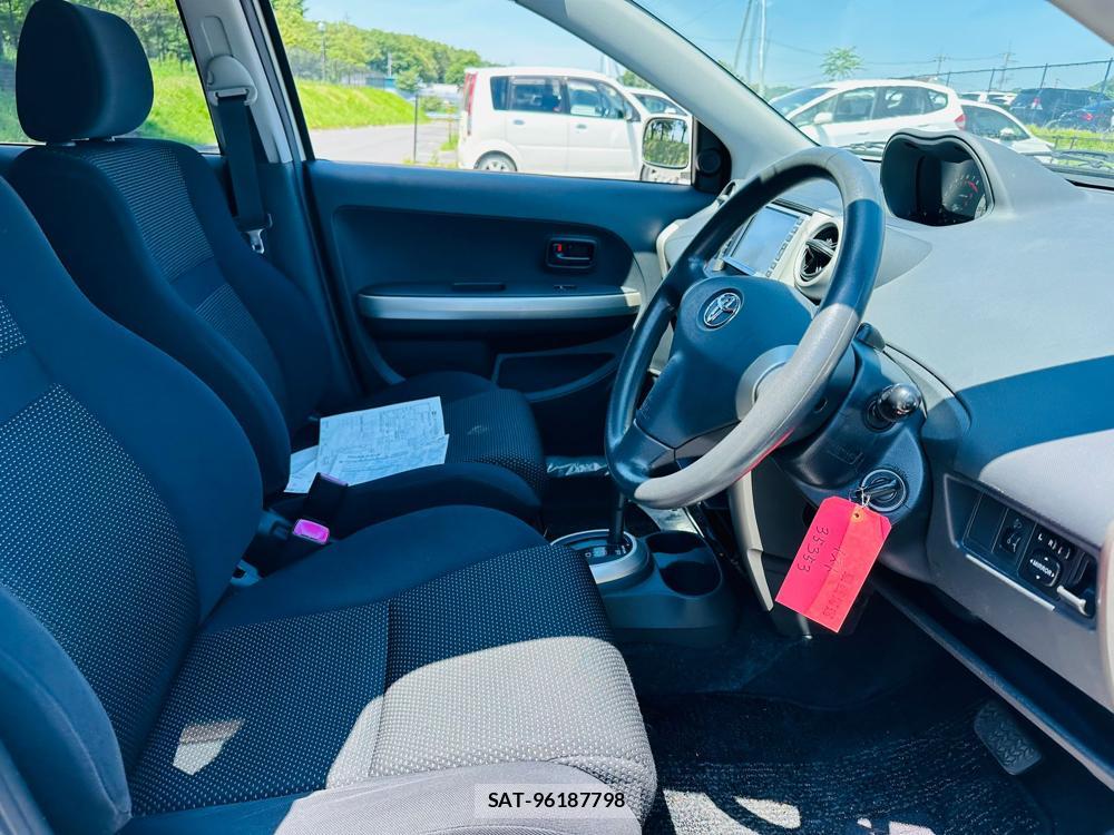 Toyota IST 2005-02 7349926-11