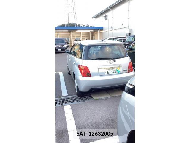 Toyota IST 2004-10 8829584-1