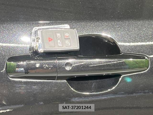 Jaguar E-PACE 2018-05 517697-11