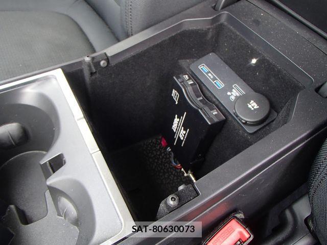 Jaguar E-PACE 2019-03 1040761-16