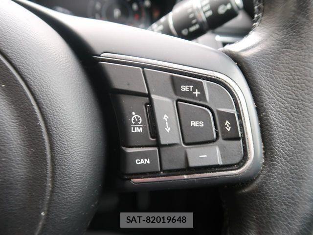 Jaguar E-PACE 2018-07 1412904-6