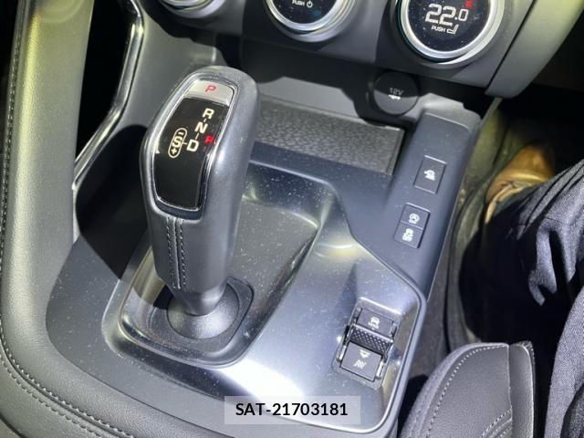 Jaguar E-PACE 2018-06 4421295-17