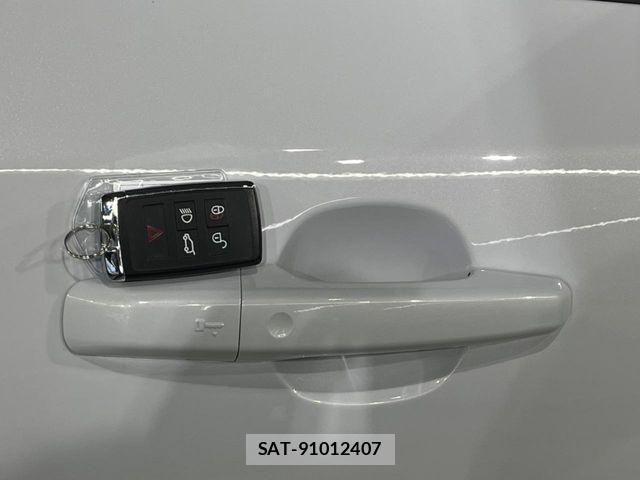 Jaguar E-PACE 2018-03 7272086-12
