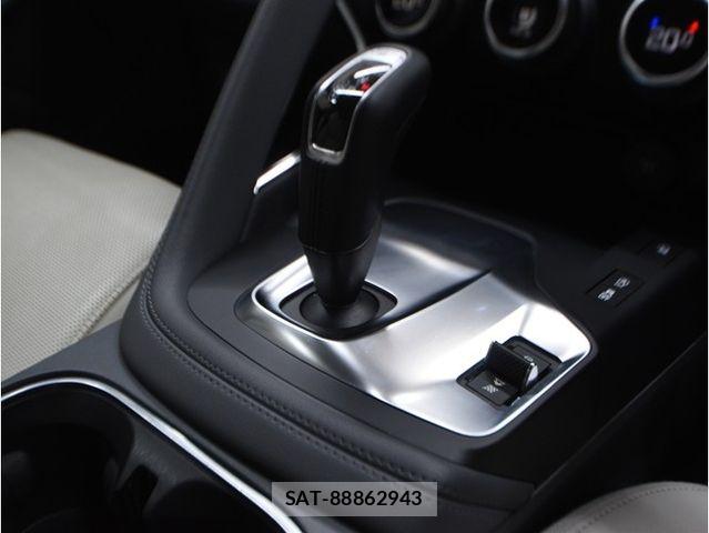 Jaguar E-PACE 2018-10 7272088-24