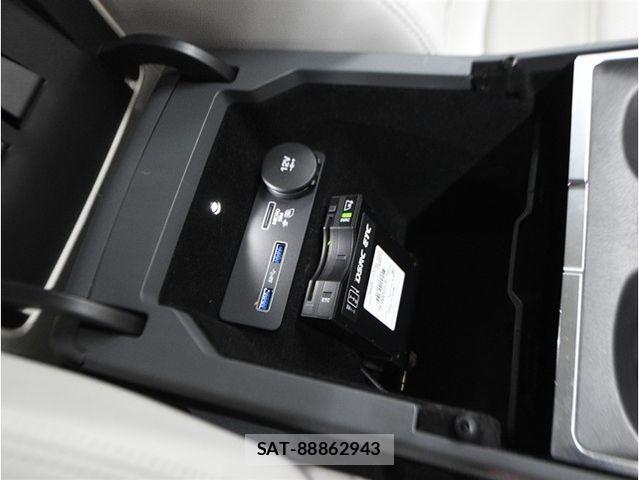 Jaguar E-PACE 2018-10 7272088-28