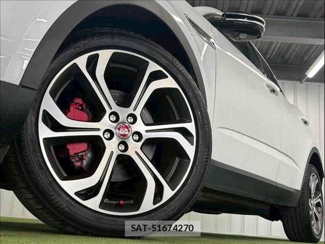 Jaguar E-PACE 2019-06 7724359-18