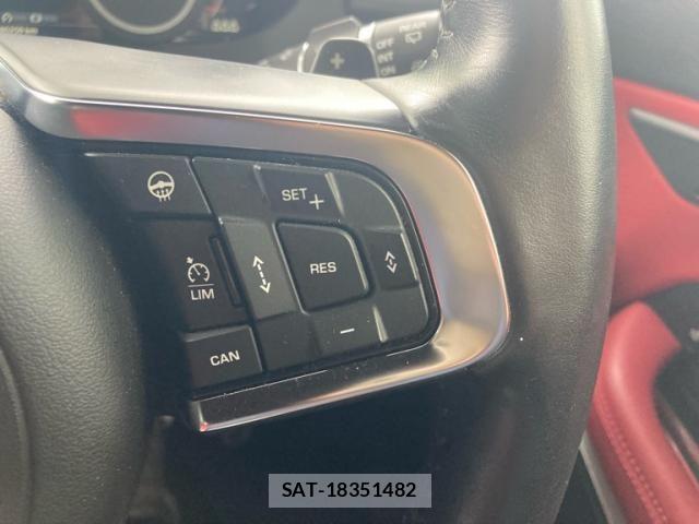 Jaguar E-PACE 2019-08 7724366-15