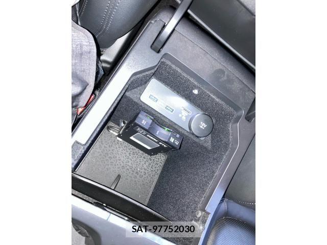 Jaguar E-PACE 2019-01 7962135-16