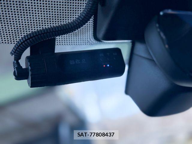 Jaguar E-PACE 2019-02 8130644-23