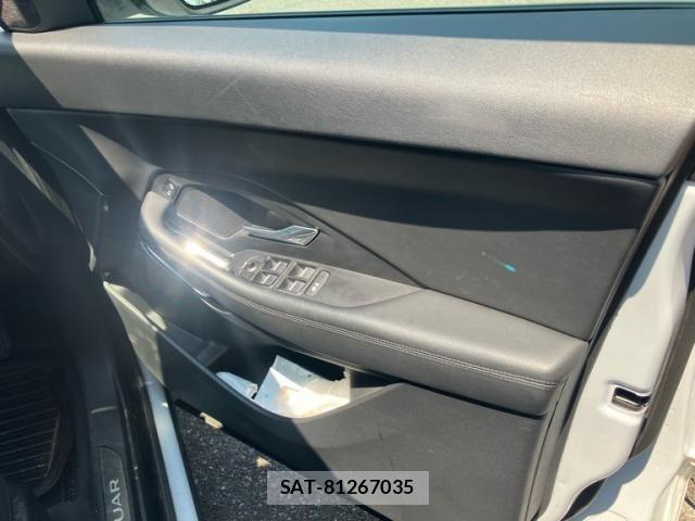 Jaguar E-PACE 2018-03 8207983-10
