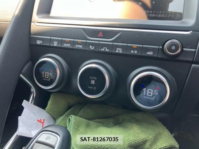 Jaguar E-PACE 2018-03 8207983-23