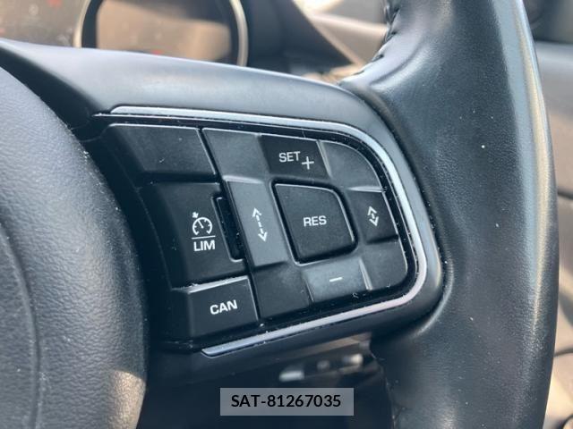 Jaguar E-PACE 2018-03 8207983-27