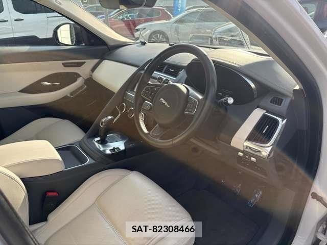 Jaguar E-PACE 2018-12 8314892-12