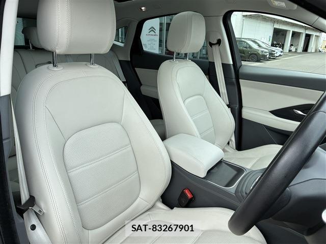 Jaguar E-PACE 2019-09 8829586-12