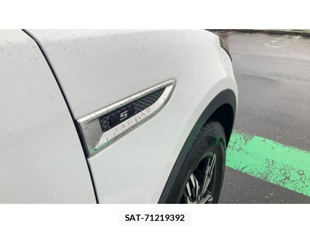 Jaguar E-PACE 2020-06 8880191-26