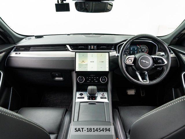 Jaguar F-PACE 2021-08 2099713-1