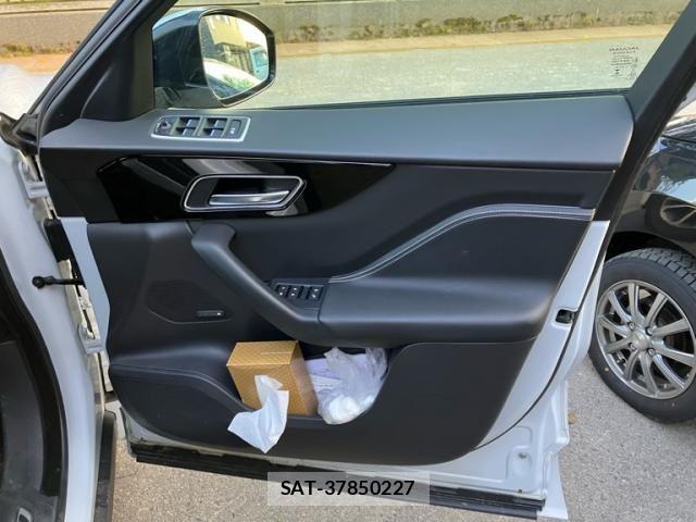 Jaguar F-PACE 2017-06 6545288-13