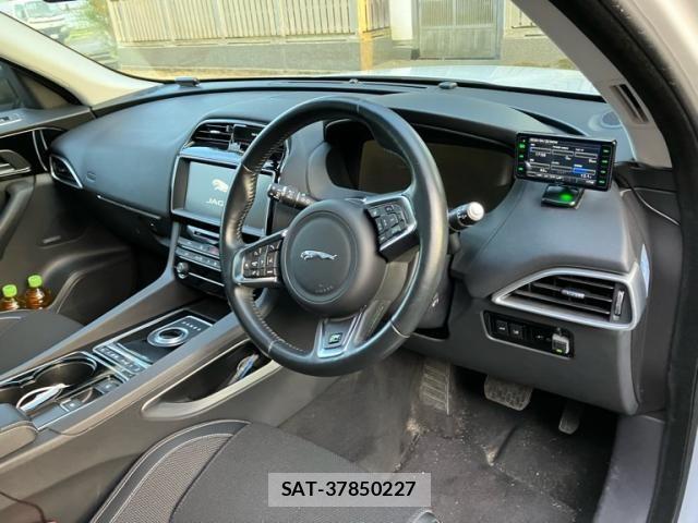 Jaguar F-PACE 2017-06 6545288-15