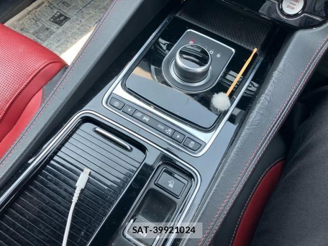 Jaguar F-PACE 2018-02 8099768-17