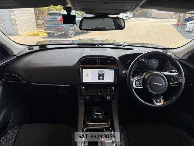 Jaguar F-PACE 2017-06 8245492-1