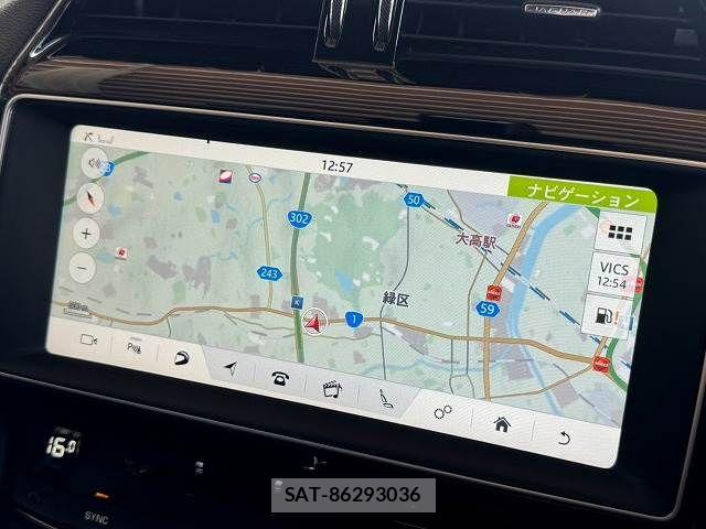 Jaguar F-PACE 2017-06 8245492-2