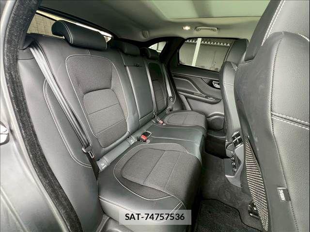 Jaguar F-PACE 2017-03 8336294-11