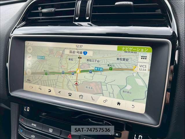 Jaguar F-PACE 2017-03 8336294-2