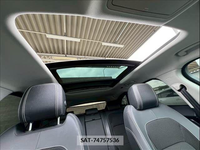 Jaguar F-PACE 2017-03 8336294-4