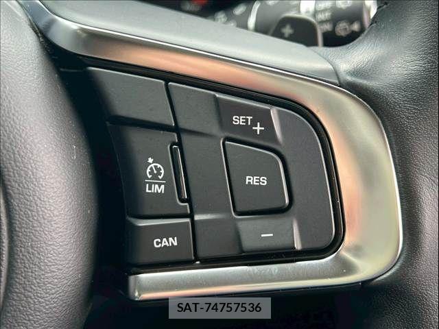 Jaguar F-PACE 2017-03 8336294-6