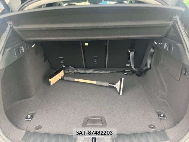 Jaguar F-PACE 2017-03 8659576-9