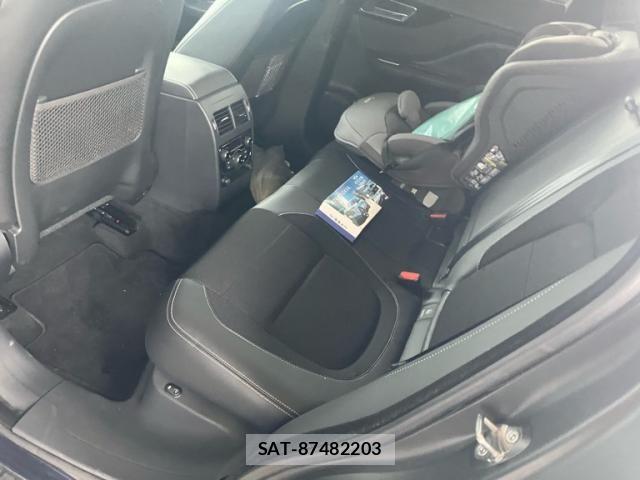 Jaguar F-PACE 2017-03 8659576-11