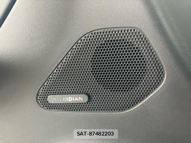 Jaguar F-PACE 2017-03 8659576-15