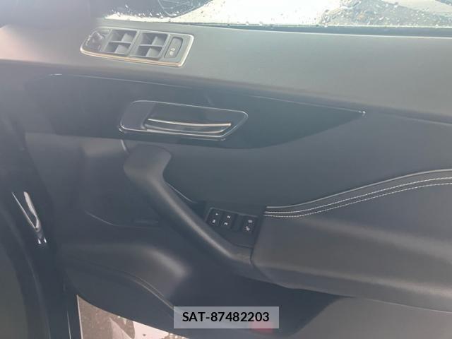 Jaguar F-PACE 2017-03 8659576-17