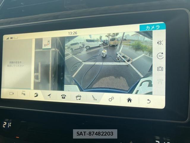Jaguar F-PACE 2017-03 8659576-26