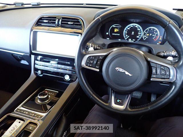Jaguar F-PACE 2018-09 8666291-17