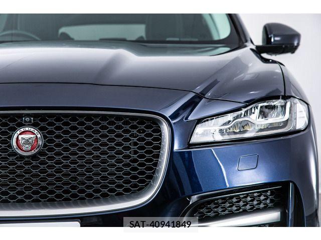 Jaguar F-PACE 2017-12 8742856-17