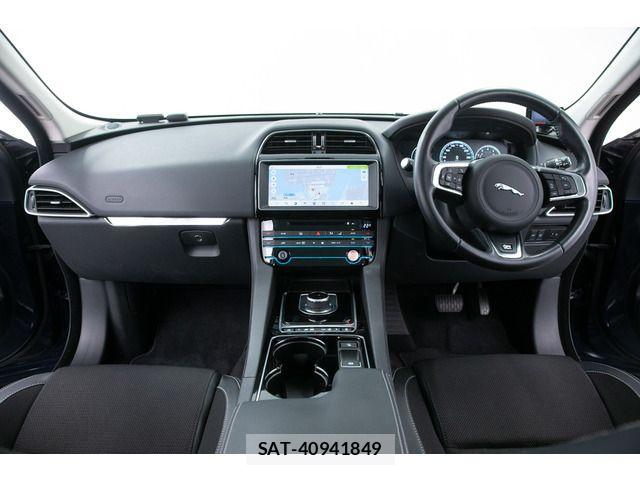 Jaguar F-PACE 2017-12 8742856-2