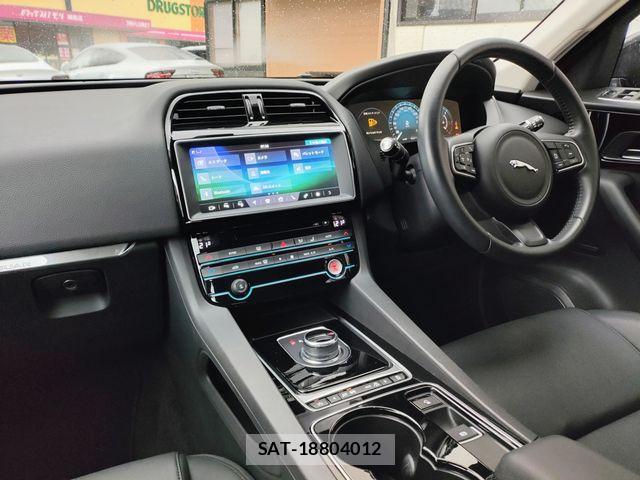 Jaguar F-PACE 2016-11 8829587-3
