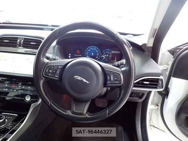 Jaguar XE 2018-07 1309278-10