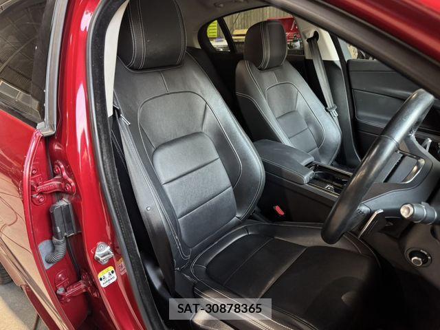 Jaguar XE 2018-12 1585955-10