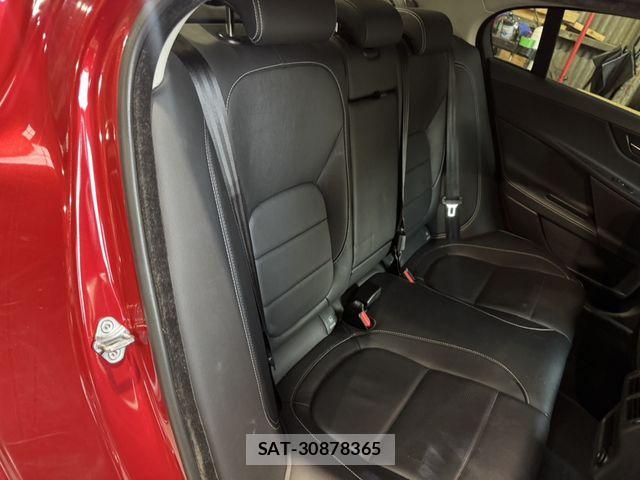 Jaguar XE 2018-12 1585955-11