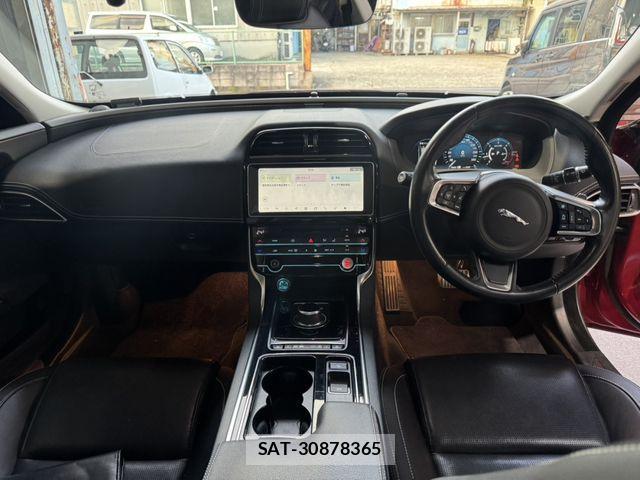 Jaguar XE 2018-12 1585955-1