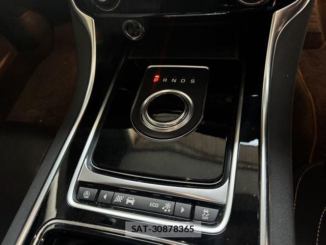 Jaguar XE 2018-12 1585955-2