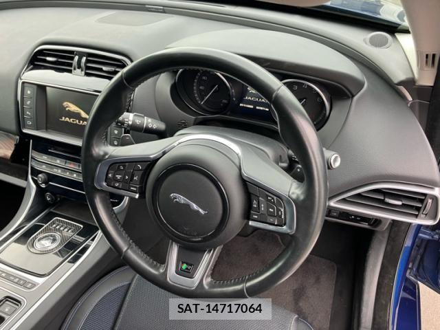 Jaguar XE 2016-04 1660902-10