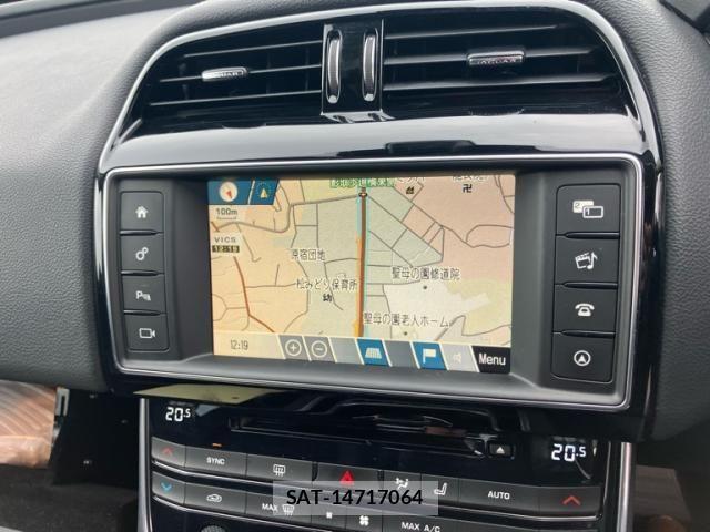 Jaguar XE 2016-04 1660902-16