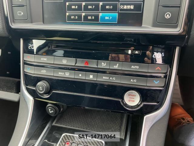 Jaguar XE 2016-04 1660902-17