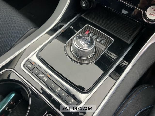 Jaguar XE 2016-04 1660902-18