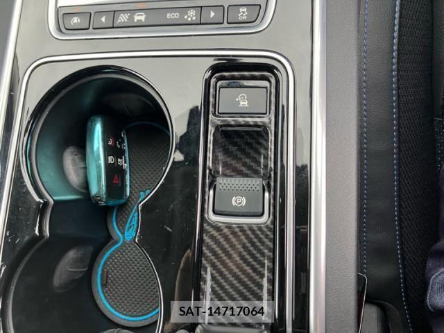 Jaguar XE 2016-04 1660902-19