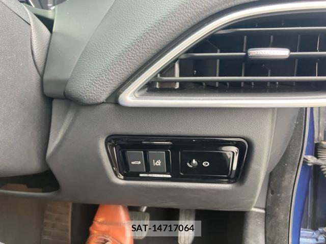 Jaguar XE 2016-04 1660902-23
