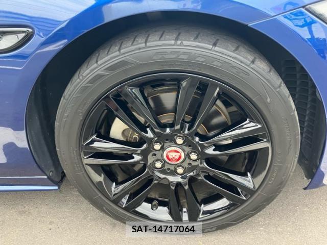 Jaguar XE 2016-04 1660902-4